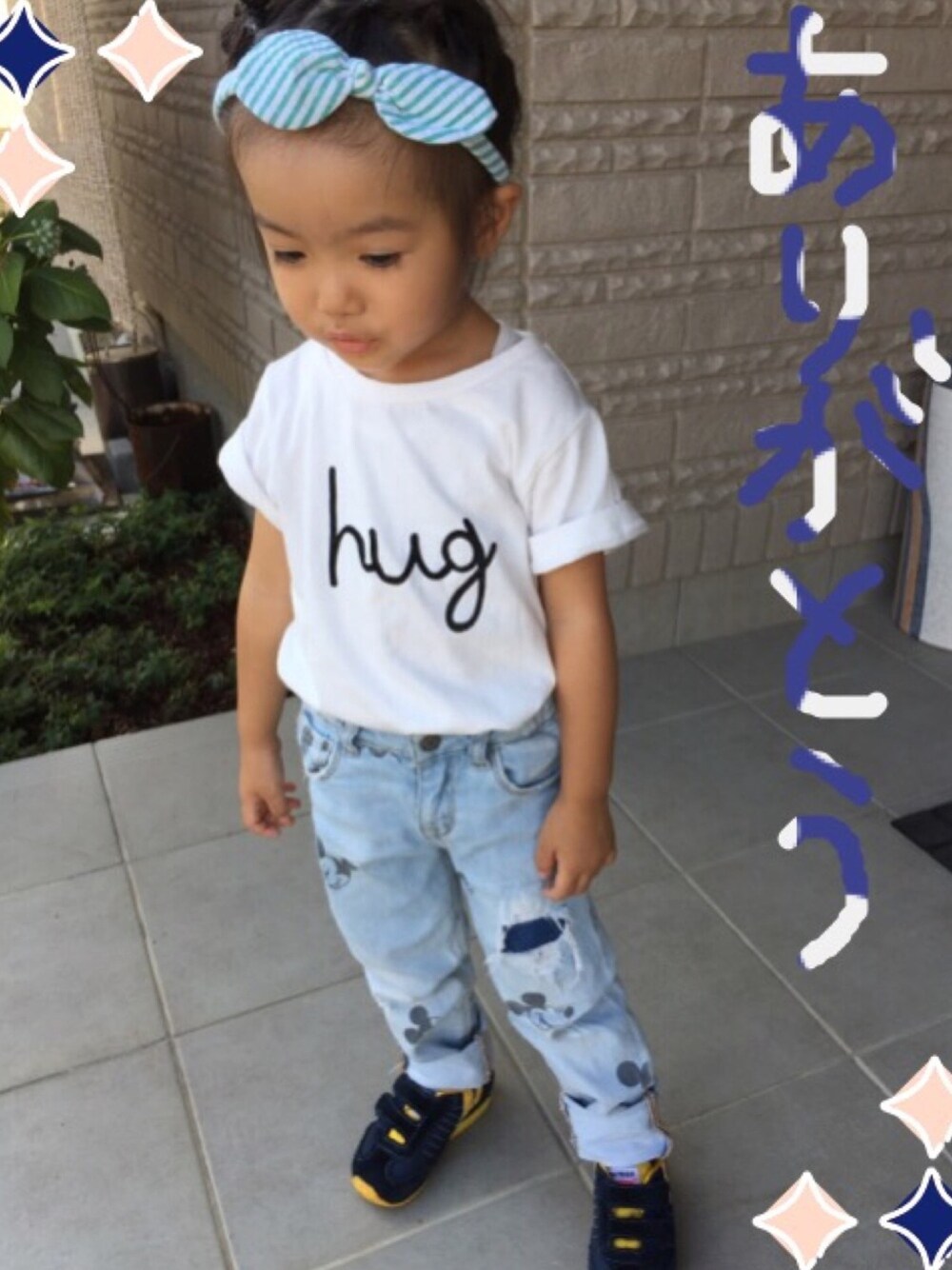 ホワイト系のTシャツ/カットソー、ブルー系のデニムパンツ、ブルー系のスニーカーを着用したキッズの秋コーディネートの1枚目の写真