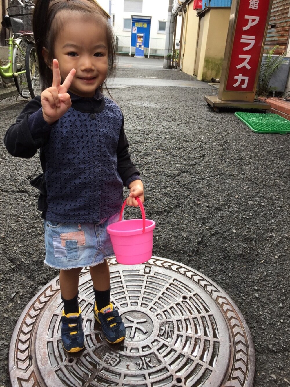 「デニスカコーデ、スニーカー、紺×デニム、休日スタイル」｜「green label relaxingの【KIDS】コットンレース バックフリル カーディガン◆（カーディガン/ボレロ、ブラック系）」を使った、miperoさん（キッズ・80cm）の秋コーディネートの1枚目の写真