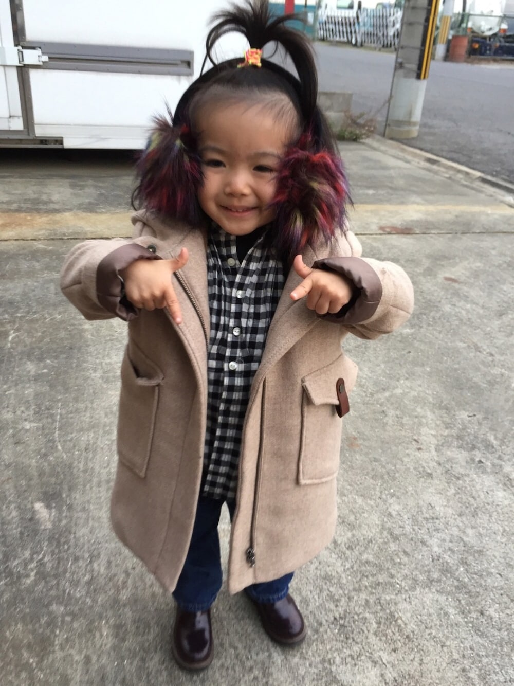 ブラック系のシャツ/ブラウス、ベージュ系のジャケット/アウター、ブルー系のデニムパンツを着用したキッズの冬コーディネートの1枚目の写真