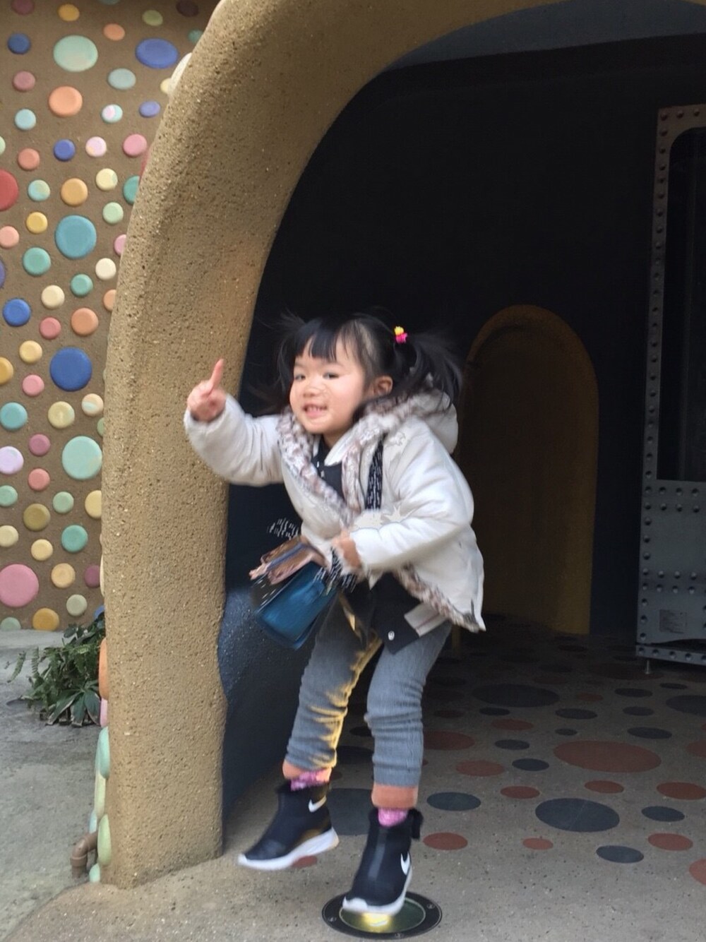 「あったかコーデ、お出かけスタイル、女子会」｜「ZARA KIDSのアイテム（ジャケット/アウター、ホワイト系）」を使った、miperoさん（キッズ・90cm）の冬コーディネートの1枚目の写真