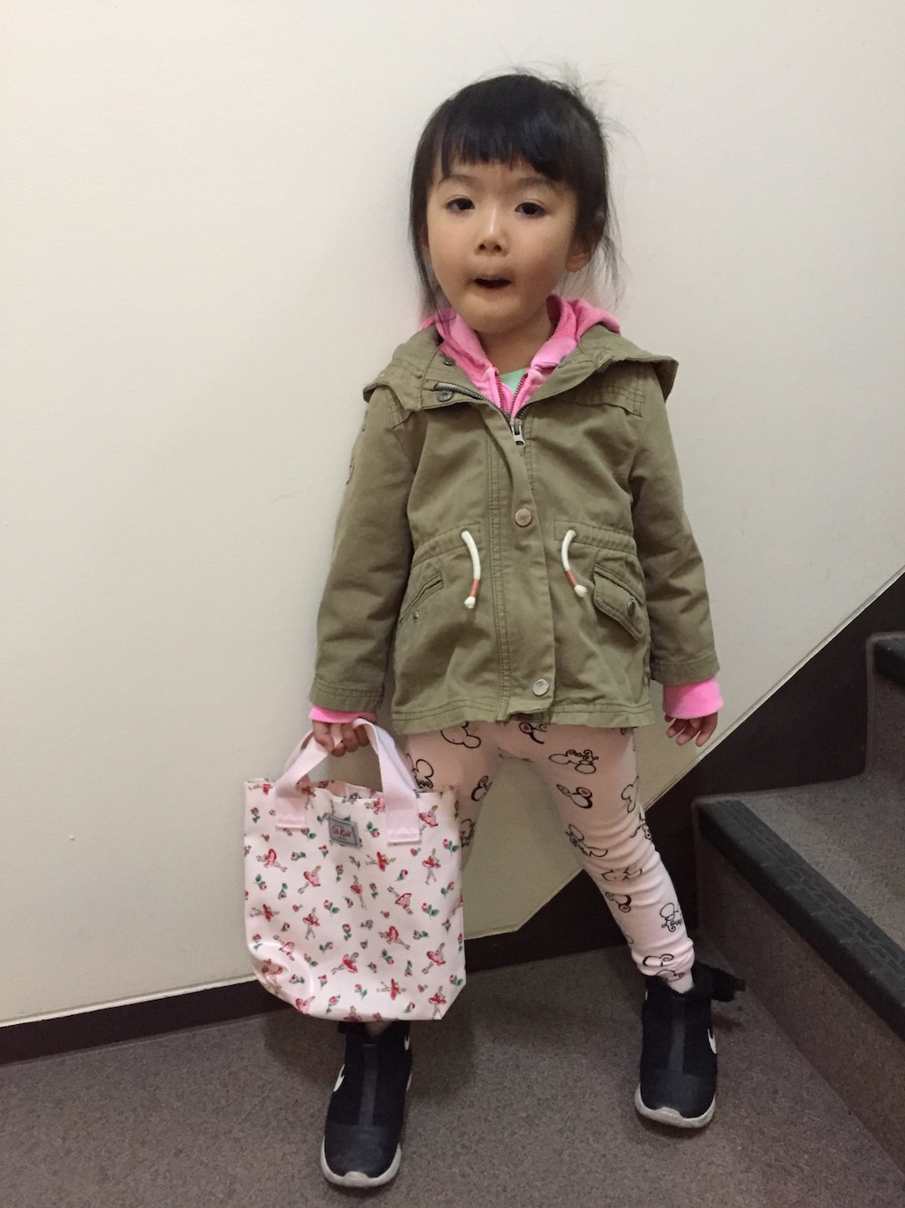 「今日のピンクコーデ、カーキ×ピンク、レギンス」｜「ZARA KIDSのアイテム（モッズコート、グリーン系）」を使った、miperoさん（キッズ・90cm）の春コーディネートの1枚目の写真
