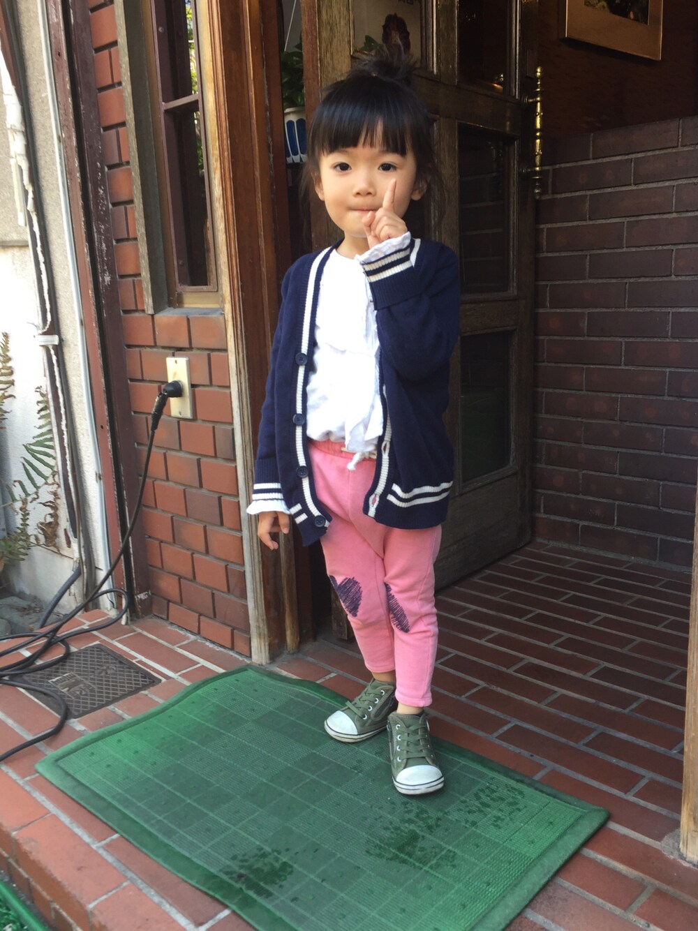 ブルー系のカーディガン/ボレロ、ホワイト系のシャツ/ブラウス、ピンク系のパンツを着用したキッズの春コーディネートの1枚目の写真