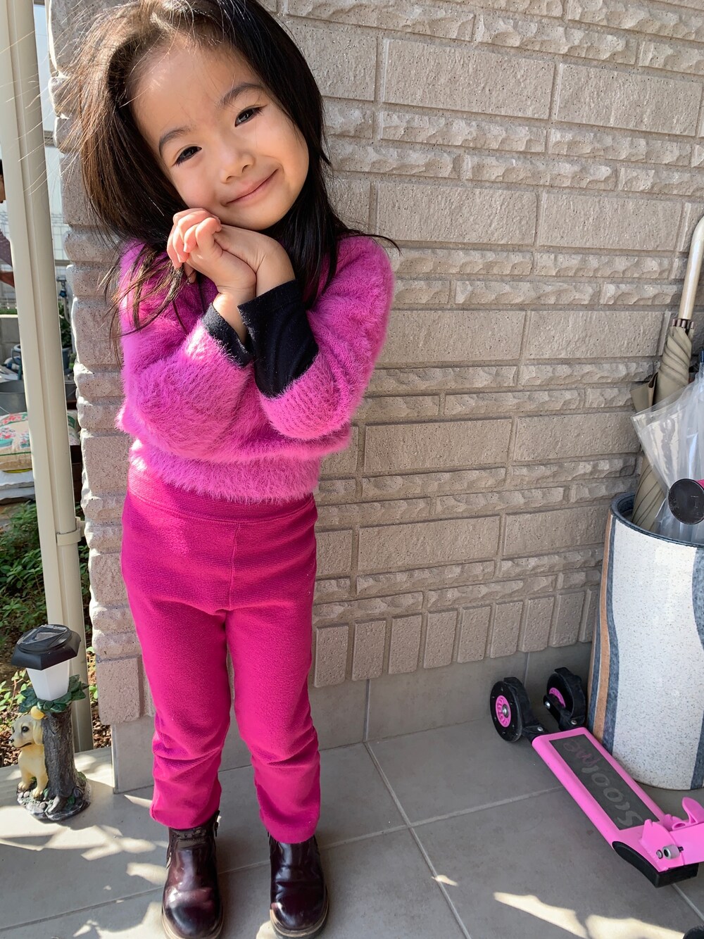 ピンク系のニット/セーター、ピンク系のパンツ、ブラウン系のブーツを着用したキッズの冬コーディネートの1枚目の写真