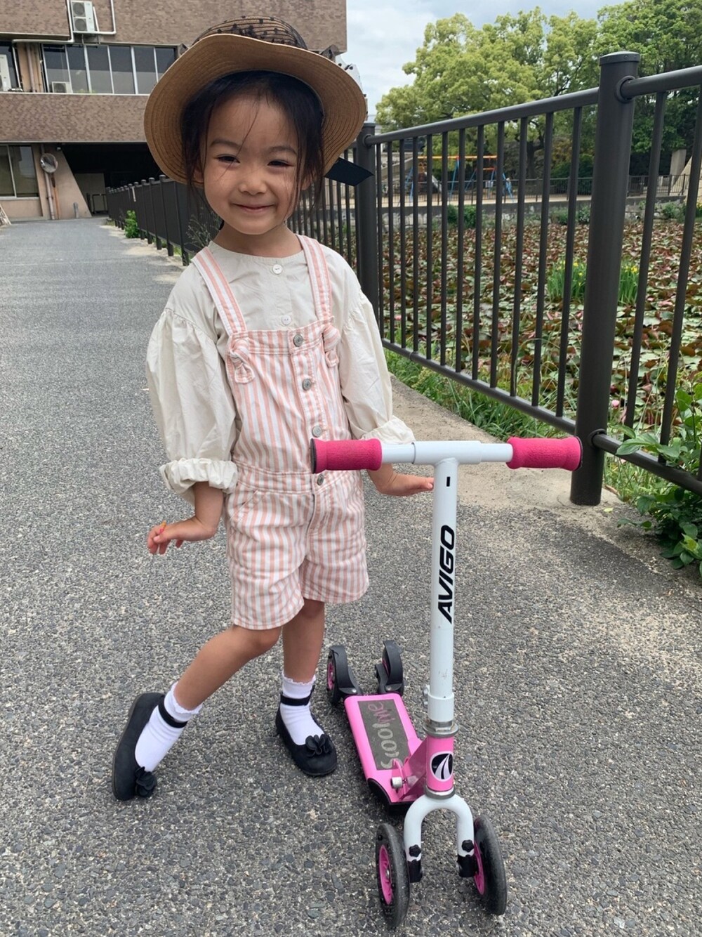 「今日のピンクコーデ、休日コーデ、お出かけスタイル、令和ピンクを纏え、白くつした」｜「green label relaxingのGLR チュールカンカンHAT（ハット、ブラック系）」を使った、miperoさん（キッズ・100cm）の春コーディネートの1枚目の写真