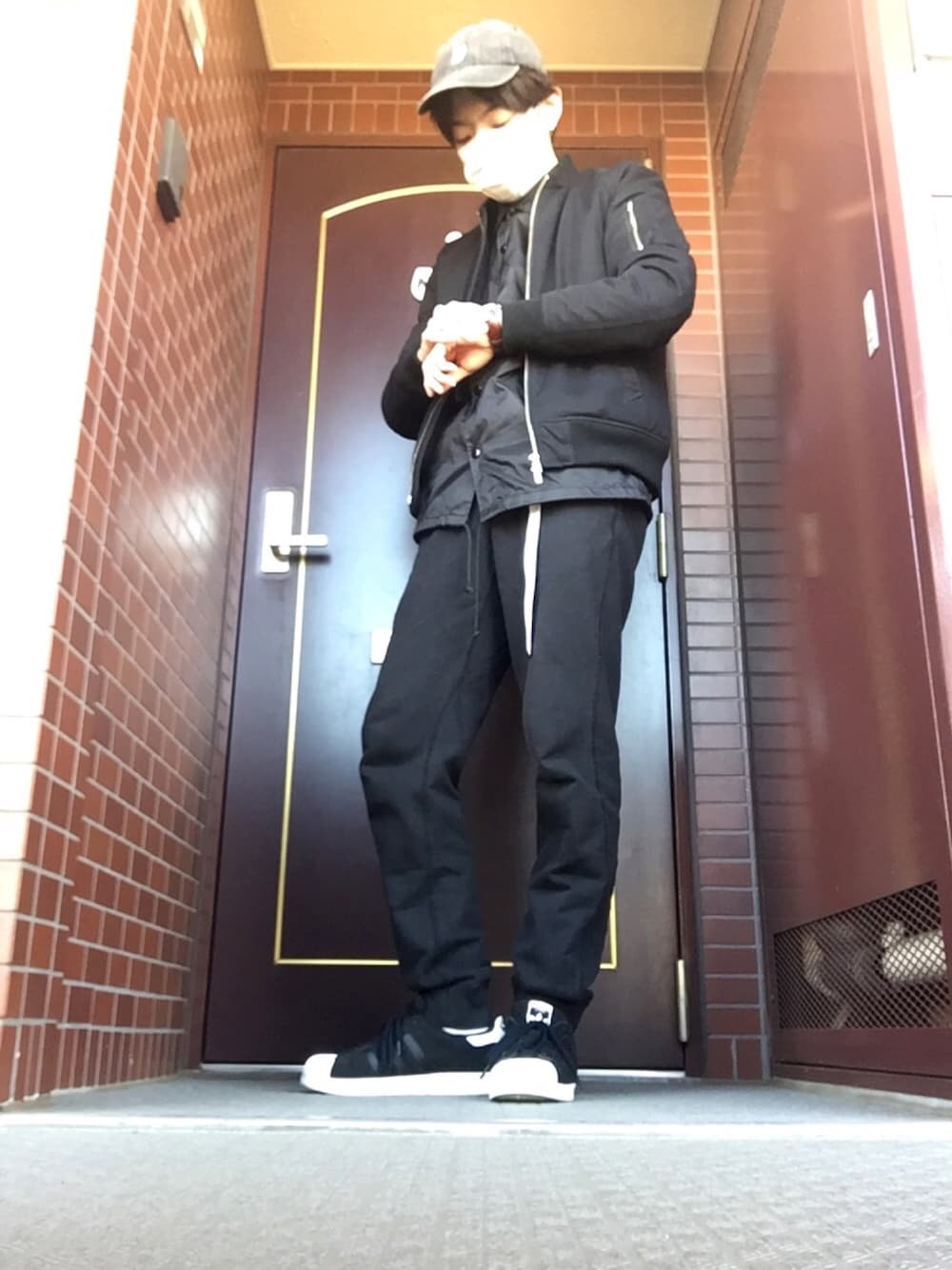 「ootd、黒、モノトーン」｜「#FR2®︎のアイテム（キャップ、ブラック系）」を使った、K.さん（メンズ・174cm）の冬コーディネートの1枚目の写真