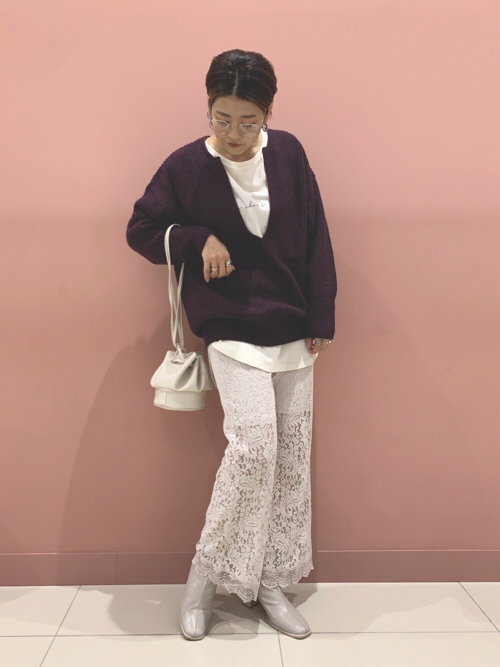 パープル系のニット/セーター、ホワイト系のショルダーバッグ、ベージュ系のその他パンツを着用したレディースの秋コーディネートの1枚目の写真