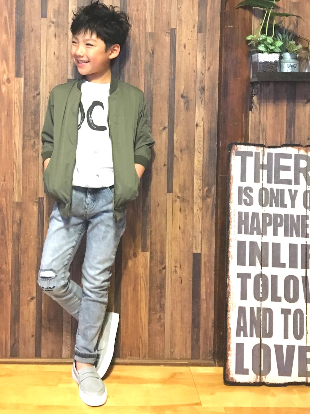 「パーマ、キッズコーデ、シンプル、デニム、ローファー、ZARA、RADCHAP、男の子、ミリタリー」｜「BRANSHESのアイテム（ナイロンジャケット、グリーン系）」を使った、O-GA★さん（キッズ・125cm）の春コーディネートの1枚目の写真