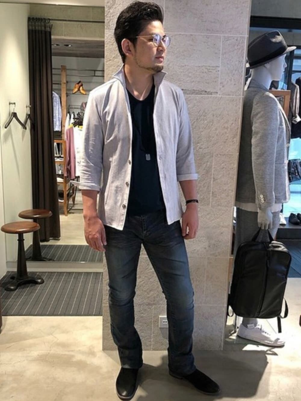 グレー系のシャツ/ブラウス、ブラック系のスリッポン、グリーン系のTシャツ/カットソーを着用したメンズの夏コーディネートの1枚目の写真