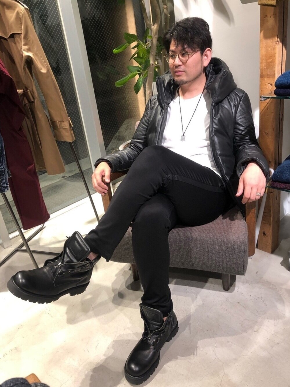 ブラック系のブーツ、ブラック系のダウンジャケット/コート、ブラック系のその他パンツを着用したメンズの秋コーディネートの1枚目の写真