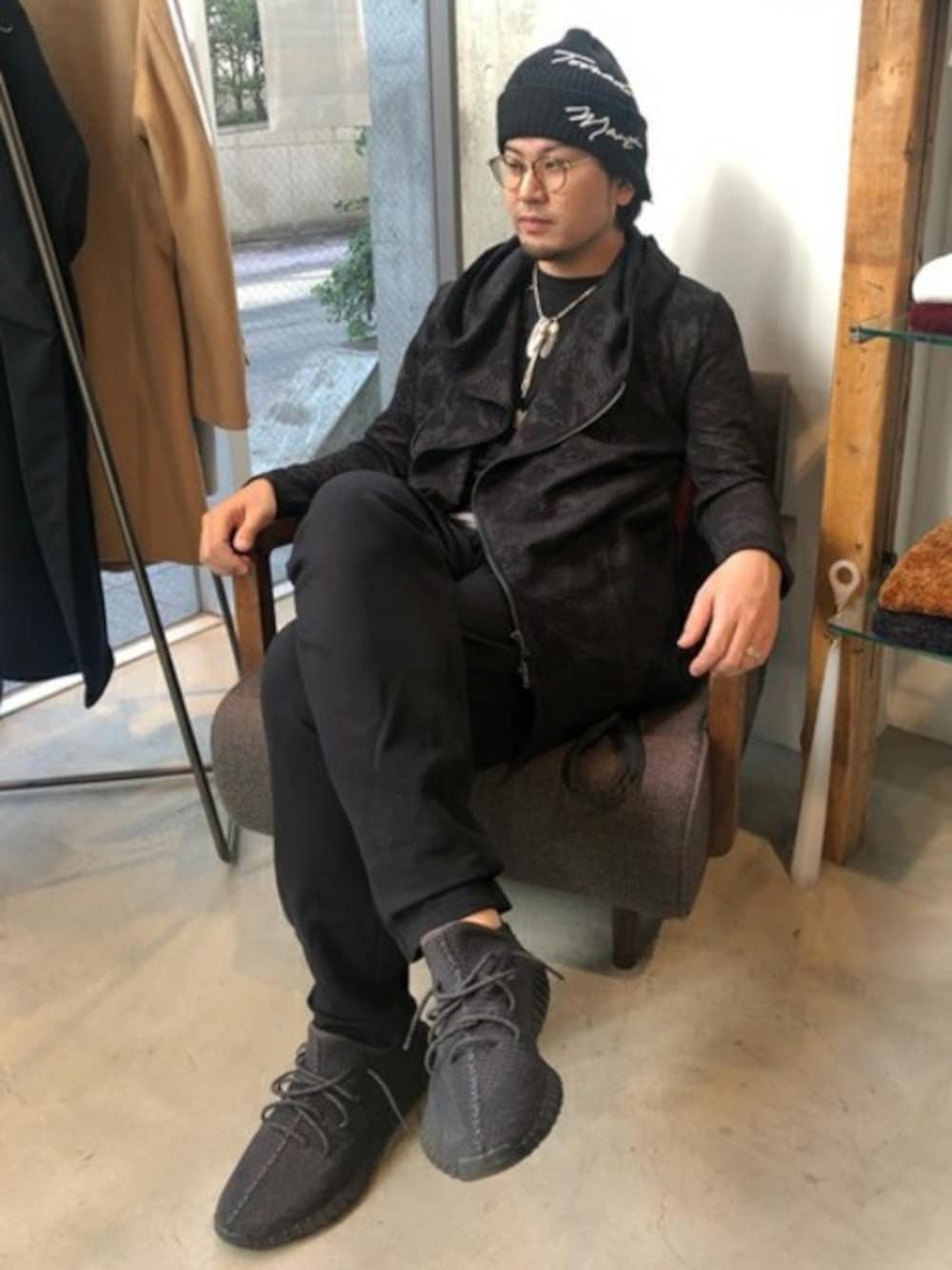 ブラック系のブルゾン、ブラック系のスニーカー、ブラック系のハットを着用したメンズの冬コーディネートの1枚目の写真