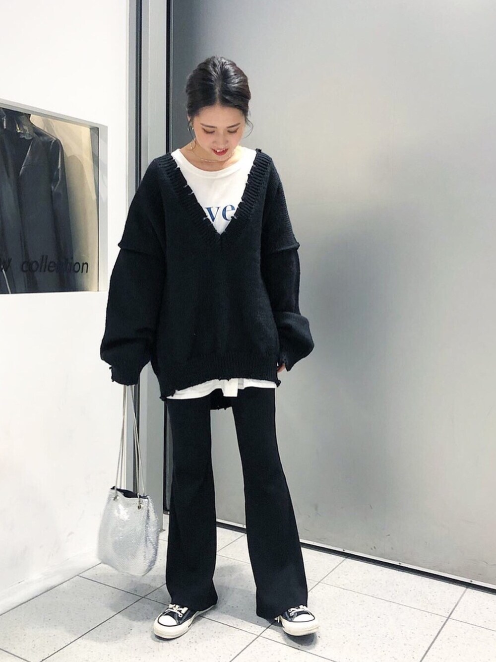 ブラック系のニット/セーターを着用したレディースの秋コーディネートの1枚目の写真