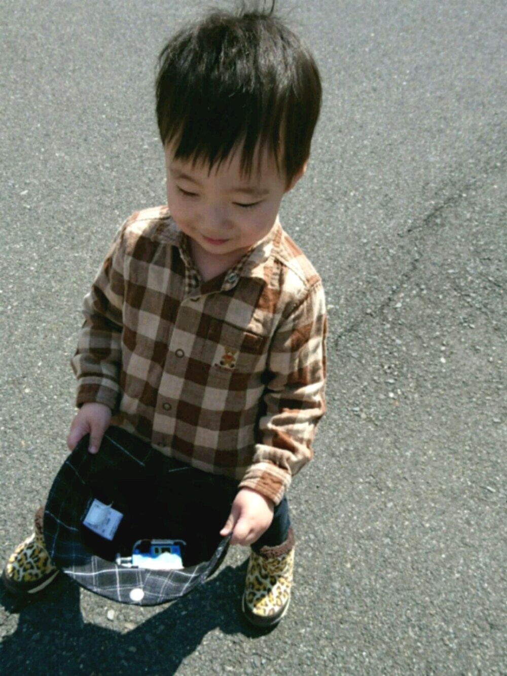 「公園遊び、お花見散歩」｜「MIKI HOUSEのアイテム（シャツ/ブラウス、ブラウン系）」を使った、ふくたろうさん（キッズ・90cm）の春コーディネートの1枚目の写真