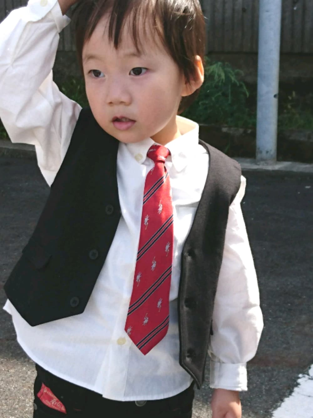 「誕生日パーティー、お誕生日会♡、秋コーデ、おとこのこ、キッズコーデ、3歳男の子」｜「COMME CA ISMのアイテム（スーツベスト、ブラック系）」を使った、ふくたろうさん（キッズ・90cm）の秋コーディネートの1枚目の写真