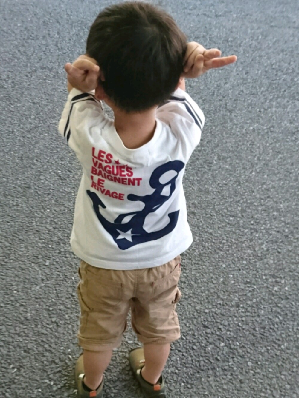 「カジュアル、男の子、シンプル、おしゃれさんと繋がりたい、夏、Tシャツ、4歳」｜「HusHusHのアイテム（Tシャツ/カットソー、ホワイト系）」を使った、ふくたろうさん（キッズ・100cm）の夏コーディネートの1枚目の写真