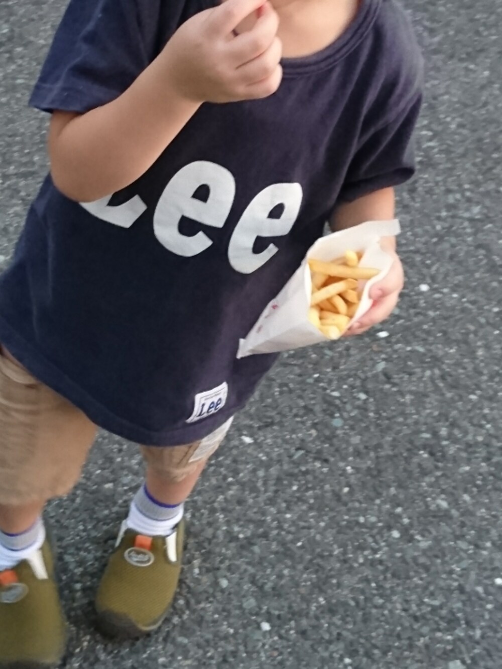 「夏コーデ、4歳、男の子コーデ、シンプル」｜「Leeのアイテム（Tシャツ/カットソー、ブラック系）」を使った、ふくたろうさん（キッズ・100cm）の夏コーディネートの1枚目の写真