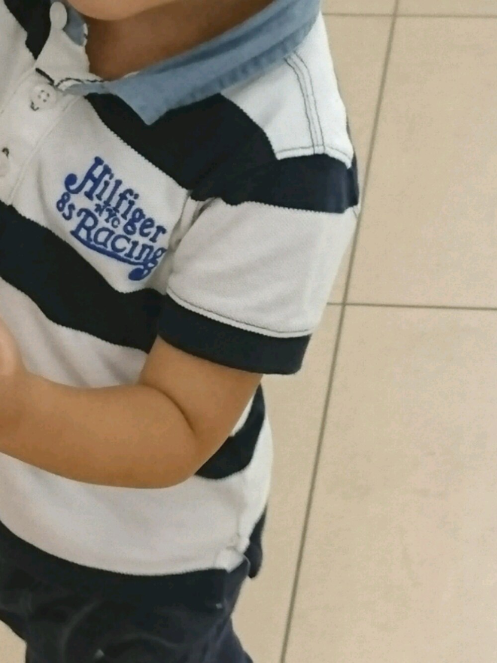 「キッズコーデ、男の子コーデ、4さい、デニムパンツ、ポロシャツ」｜「TOMMY HILFIGERのアイテム（ポロシャツ、ホワイト系）」を使った、ふくたろうさん（キッズ・100cm）の秋コーディネートの1枚目の写真