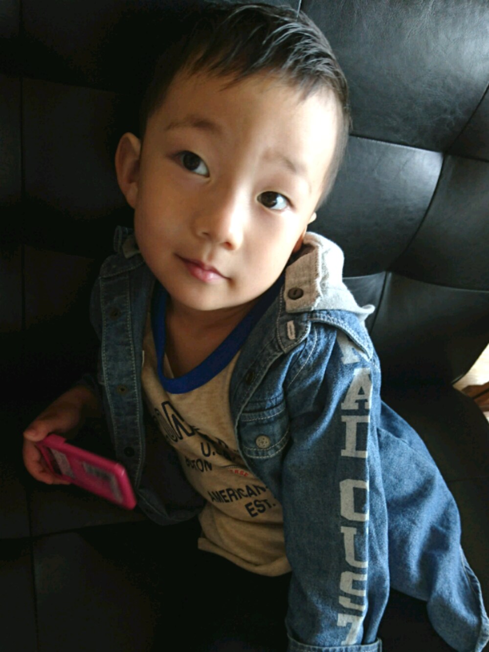 「kids、秋のコーデ、キッズファッション、黒パンツ、タンクトップチラ見せ、カーキ」｜「CONVERSEのアイテム（タンクトップ、ベージュ系）」を使った、ふくたろうさん（キッズ・100cm）の秋コーディネートの1枚目の写真