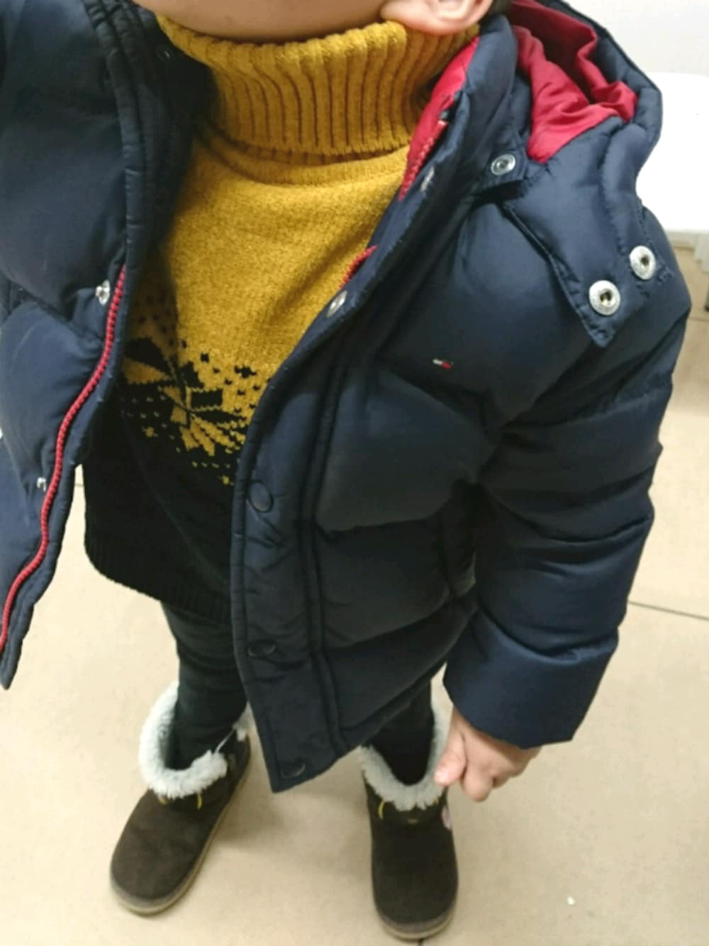 「キッズファッション、美容室に行ってきました。、美容室行った日のコーデ、帰りにお腹すいたー、カレー食べて帰る(笑)」｜「TOMMY HILFIGERのアイテム（ダウンジャケット/コート、ブラック系）」を使った、ふくたろうさん（キッズ・100cm）の冬コーディネートの1枚目の写真