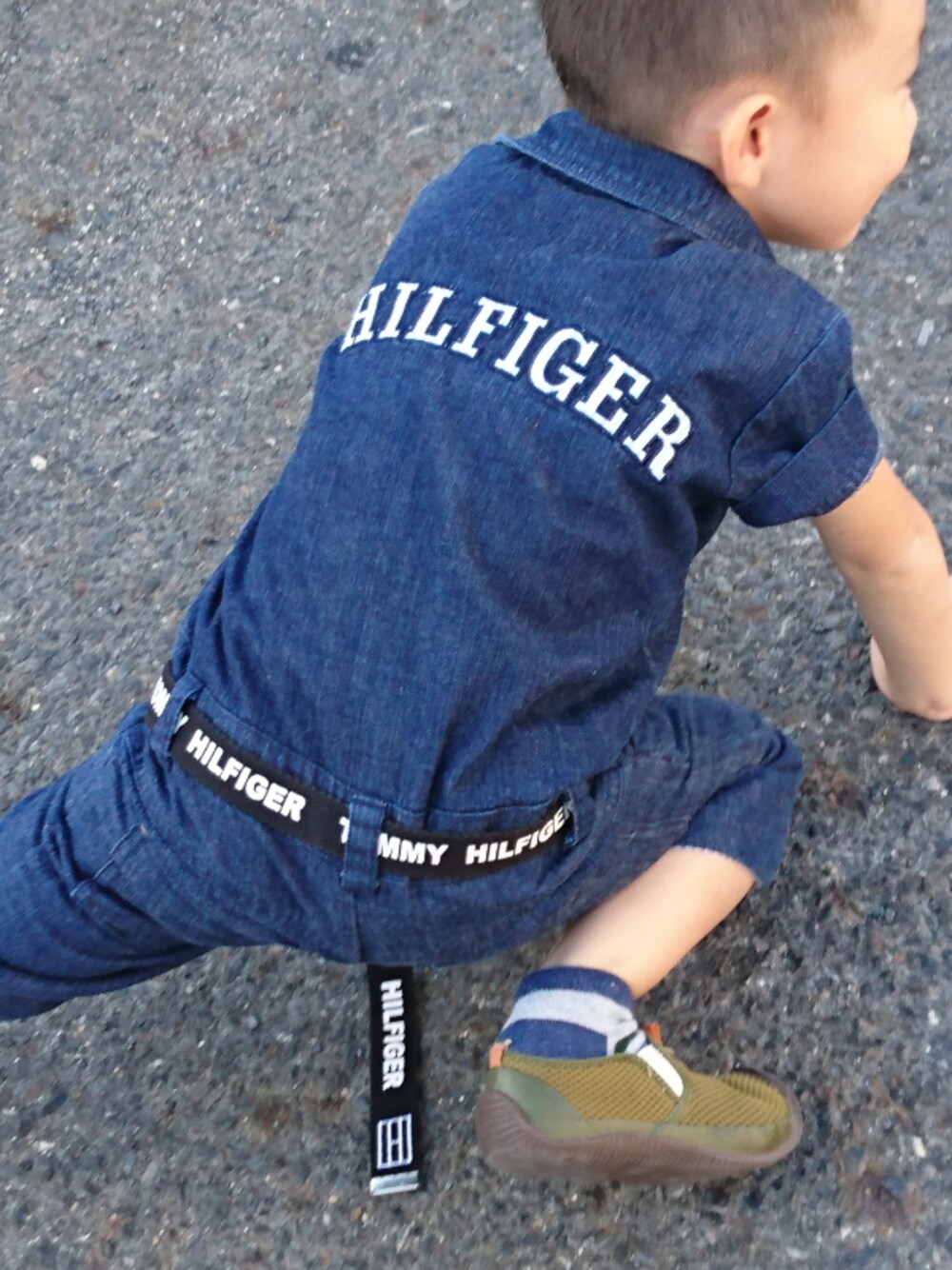 「キッズファッション、男の子コーデ」｜「TOMMY HILFIGERのアイテム（つなぎ/オールインワン、ブルー系）」を使った、ふくたろうさん（キッズ・100cm）の秋コーディネートの1枚目の写真