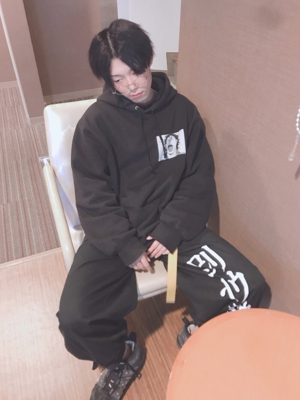「ストリート、オーバーサイズ、秋冬、supreme akira、LONELY 論理、パーカー、黒コーデ、黒パーカー、今日のコーデ、めがね」｜「NIKEのアイテム（スニーカー、ブラック系）」を使った、Rさん（メンズ・174cm）の秋コーディネートの1枚目の写真