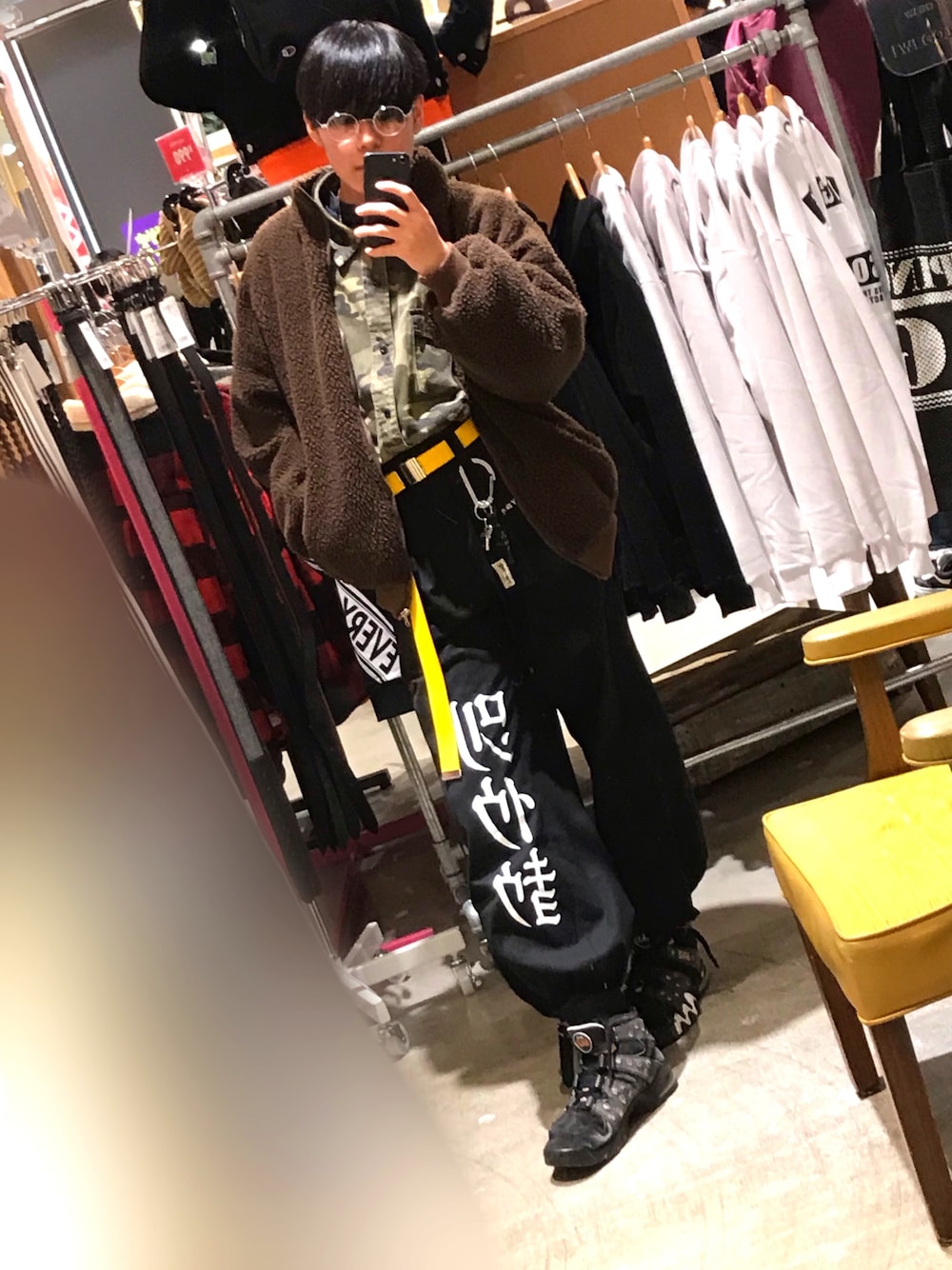 「お洒落さんとつながりたい、ワイドパンツ、ゆるコーデ、冬、タックイン、韓国ファッション、ボアジャケット、ベージュ、LONELY 論理、ドルチェ＆ガッバーナ」｜「NIKEのアイテム（スニーカー、ブラック系）」を使った、Rさん（メンズ・174cm）の冬コーディネートの1枚目の写真