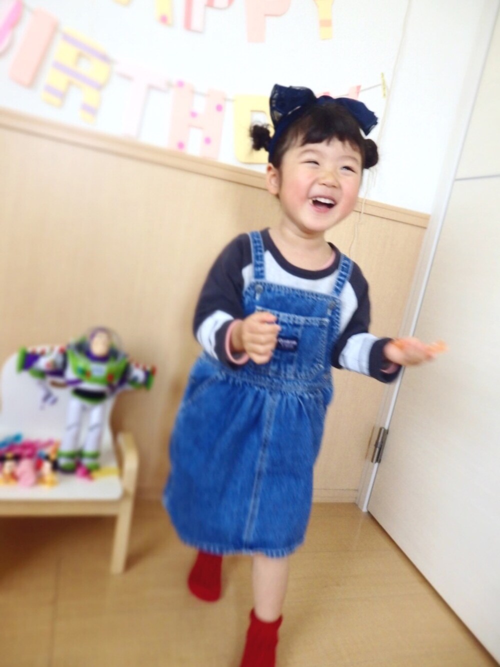 「キッズコーデ、おんなのこ、3歳、3歳になりました♡、バズライトイヤー、デニムジャンパースカート、古着」｜「GLOBAL WORKの【キッズ】Disney STAR WARS ラグランTEE7分袖/782403（Tシャツ/カットソー、グレー系）」を使った、tsugumikko.❇︎さん（キッズ・100cm）の春コーディネートの1枚目の写真