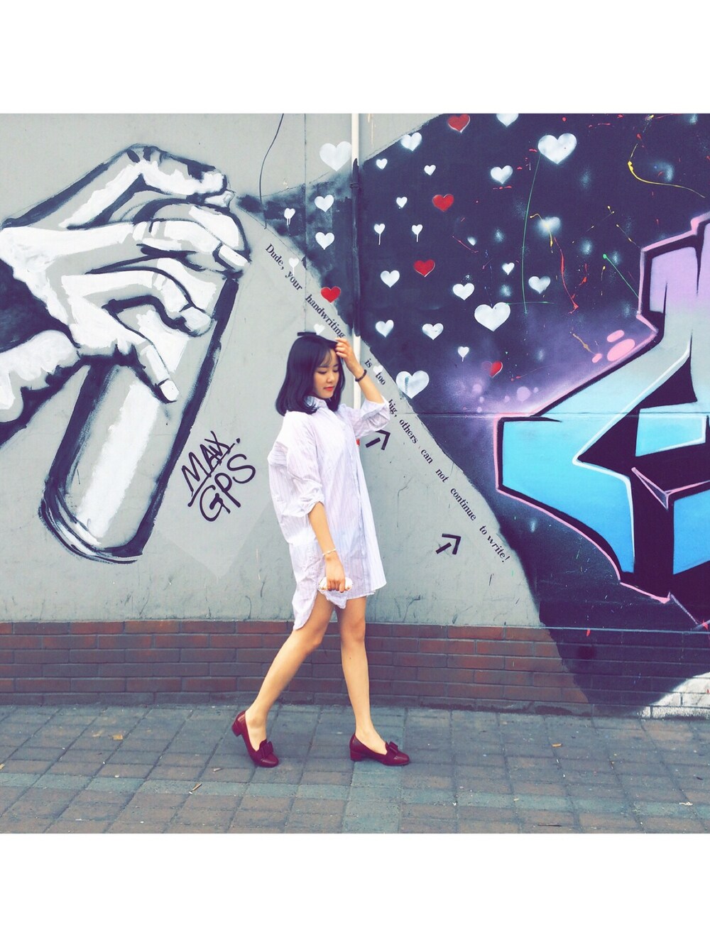 「休闲」｜「The basic houseのアイテム（シャツワンピース、ホワイト系）」を使った、Lily Huuさん（レディース・164cm）の夏コーディネートの1枚目の写真