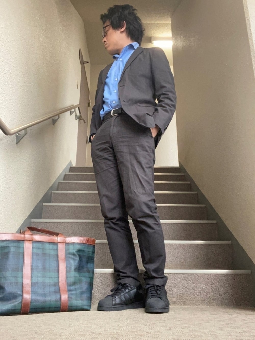 「ビジネス、ビジネスカジュアル、オフィス、オフィスカジュアル、スーパースター、セットアップ、デニムオンデニム、デニム、ビジネススタイル、オフィススタイル」｜「TAKEO KIKUCHIのダイヤ柄ジャガード　ケアレスデニムジャケット（デニムジャケット、ブラック系）」を使った、melOnさん（メンズ・173cm）の春コーディネートの1枚目の写真