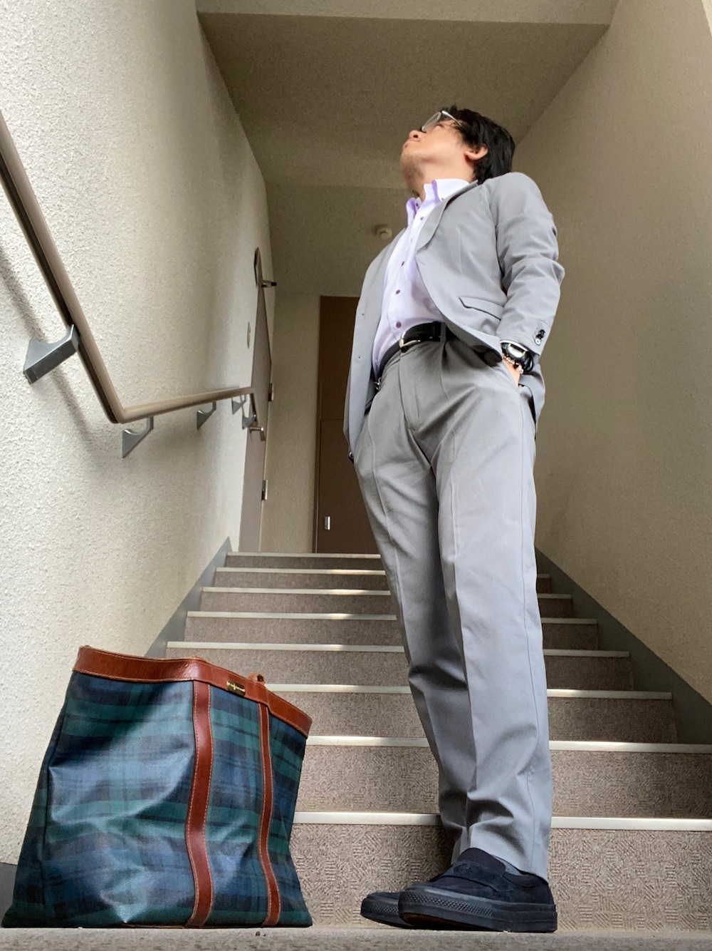 「これが私をアゲる服、オフィス、オフィススタイル、オフィスカジュアル、ビジネス、ビジネススタイル、ビジネスカジュアル、セットアップ、大人コーデ、シンプルコーデ」｜「NANO universeのダメリーノSOLOTEX 4WAY ストレッチセットアップ（セットアップ、グレー系）」を使った、melOnさん（メンズ・173cm）の春コーディネートの1枚目の写真