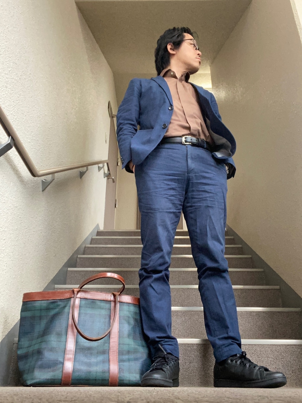 「オフィス、オフィススタイル、オフィスカジュアル、これが私をアゲる服、ビジネススタイル、ビジネスカジュアル、スタンスミス、デニムオンデニム、セットアップ、キレイめ」｜「TAKEO KIKUCHIのダイヤ柄ジャガード　ケアレスデニムジャケット（デニムジャケット、ブルー系）」を使った、melOnさん（メンズ・173cm）の春コーディネートの1枚目の写真