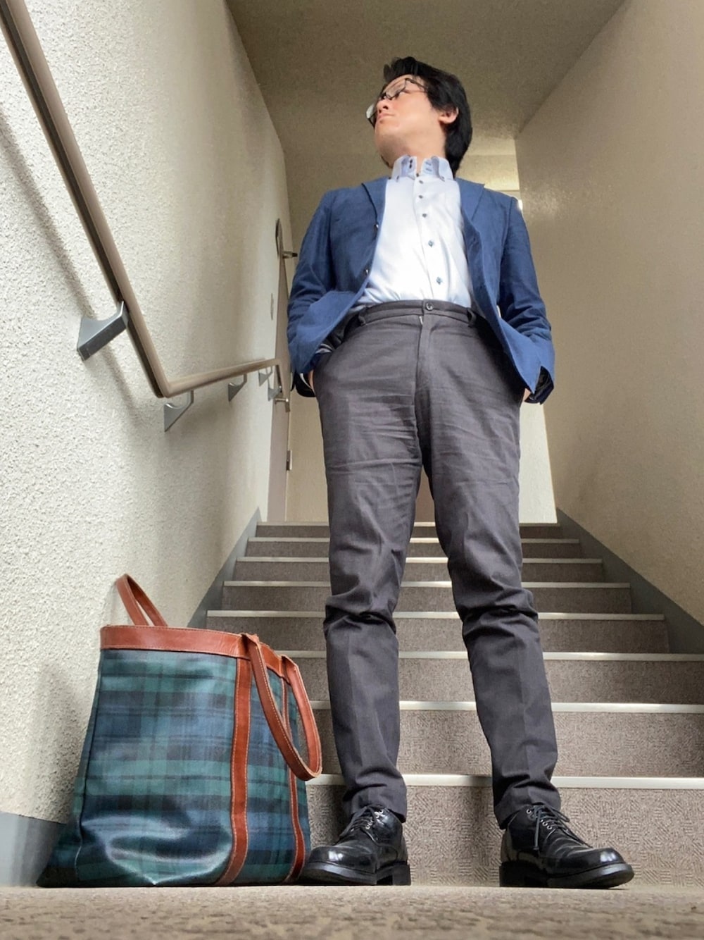 「これが私をアゲる服、ビジネス、ビジネスカジュアル、ビジネススタイル、オフィス、オフィスカジュアル、オフィススタイル、セットアップ、ジャケパン、トートバッグ」｜「TAKEO KIKUCHIのダイヤ柄ジャガード　ケアレスデニムジャケット（デニムジャケット、ブルー系）」を使った、melOnさん（メンズ・173cm）の春コーディネートの1枚目の写真
