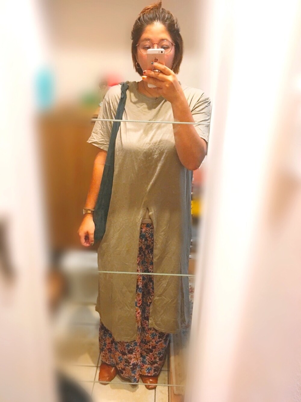 イエロー系のサンダル、ピンク系のその他パンツ、グリーン系のワンピースを着用したレディースの秋コーディネートの1枚目の写真