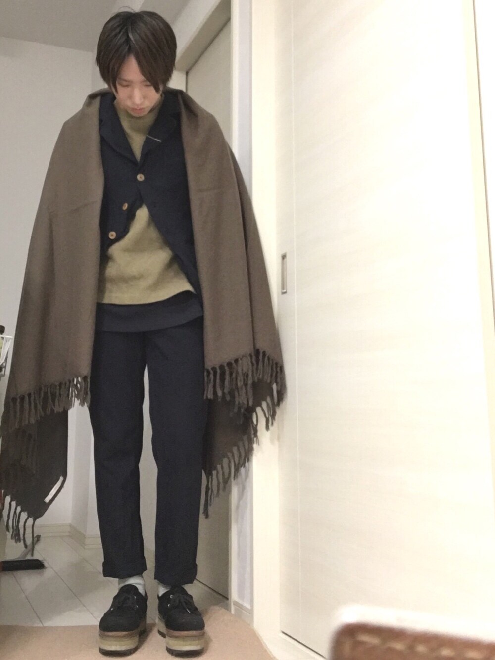「シンプルコーデ、セットアップ、大判ストール、厚底シューズ、オリーブ、カーキ」｜「COMME des GARCONS HOMME PLUSのポリ縮 テーラード
（テーラードジャケット、ブルー系）」を使った、myucさん（メンズ・170cm）の冬コーディネートの1枚目の写真