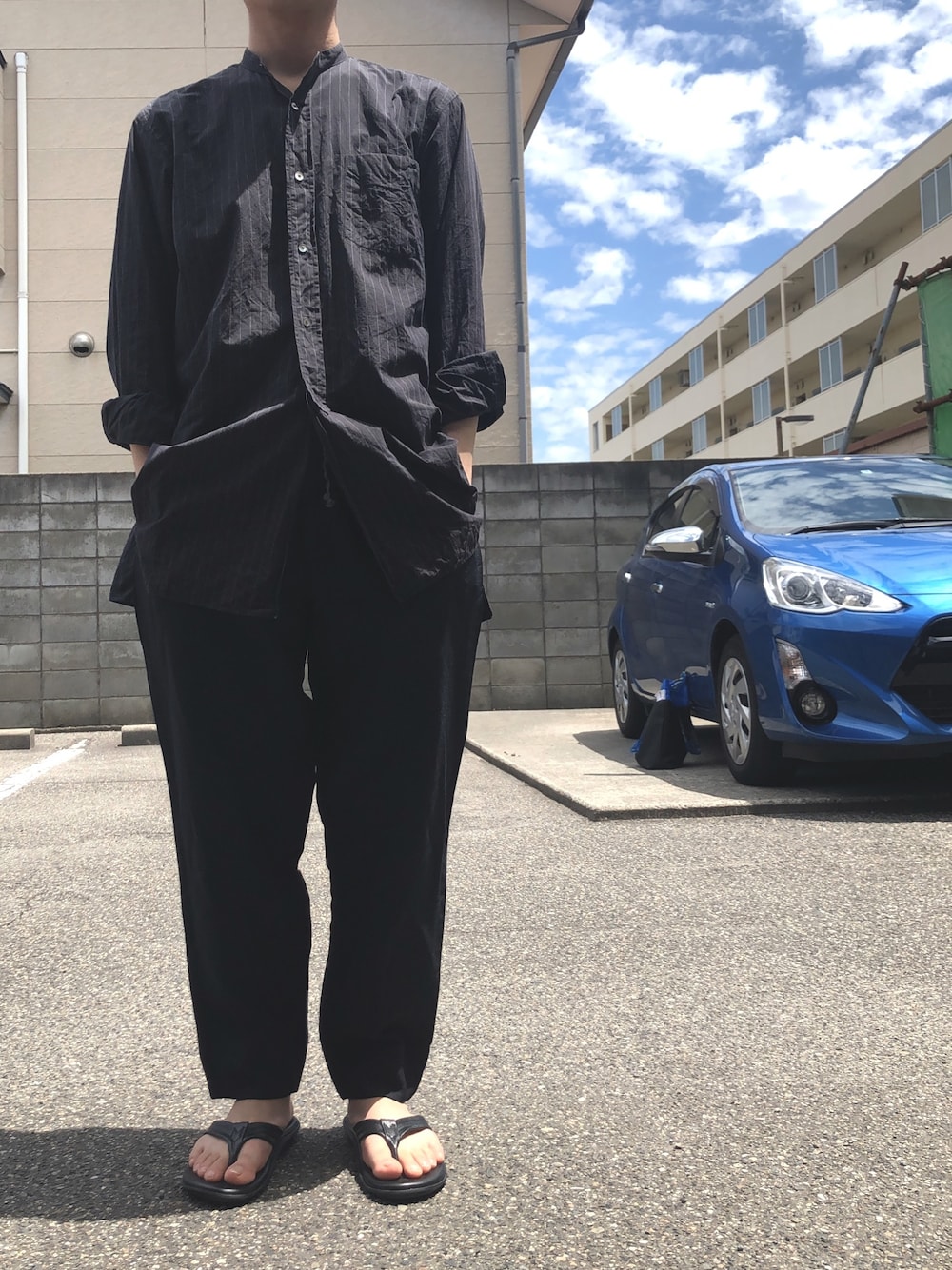 「休日スタイル、夏コーデ、シンプルコーデ、ゆるコーデ、低身長コーデ、今日のコーデ、ワイドパンツ、ブラックコーデ、モード、オトナカジュアル」｜「COMOLIのアイテム（シャツ/ブラウス、ブラック系）」を使った、myucさん（メンズ・170cm）の春コーディネートの1枚目の写真