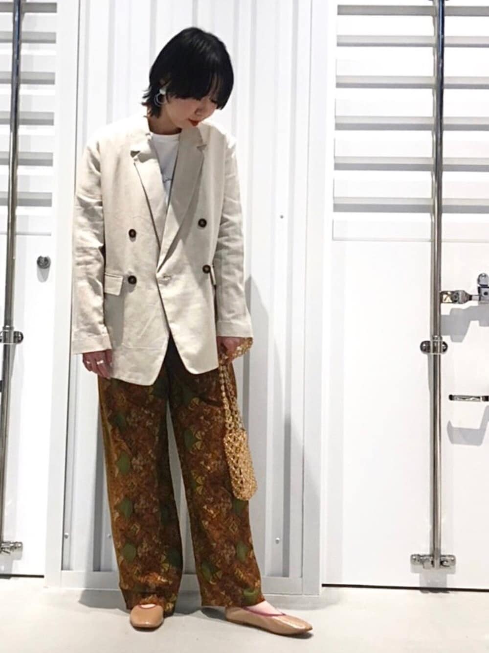 「春夏コーデ、麻ジャケット、ジャケット、柄パンツ、バレエシューズ、ベージュコーデ、jointworks、TODAYFUL、キャセリーニ、ゆるコーデ」｜「JOINT WORKSのJW アサRWマエテーラージャケット（テーラードジャケット、ホワイト系）」を使った、REMIさん（レディース・163cm）の春コーディネートの1枚目の写真