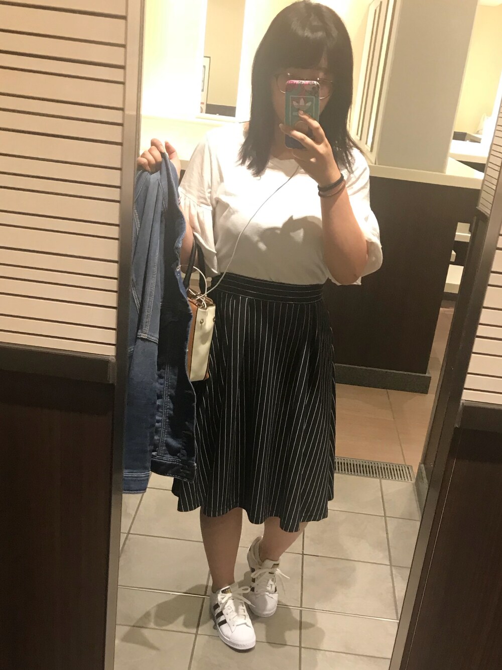 「アディダス スーパースター、WEGO、GORGE、アンドシュエット、アズールバイマウジー(AZUL by moussy)、アキコーデ、ラクチンコーデ」｜「AZUL by moussyのドロップショルダーGジャン（その他アウター、ブルー系）」を使った、NaOさん（レディース・160cm）の秋コーディネートの1枚目の写真