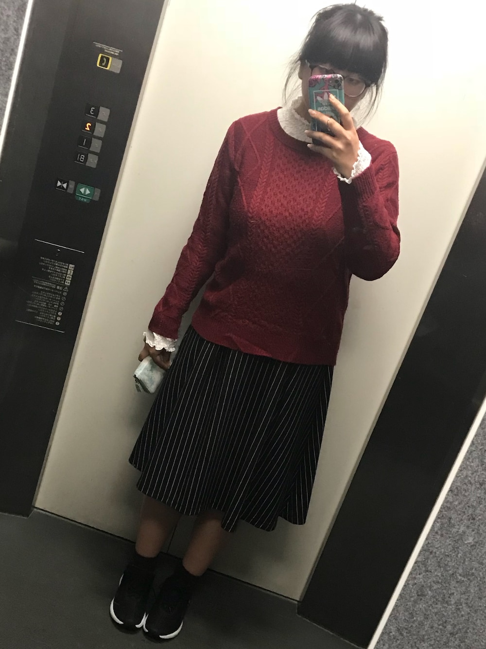 「GU、a.g.plus、GORGE、PUMA、雨の日コーデ、ひざたけスカート、黒スカート、赤ニット」｜「GORGEのアイテム（スカート、ブラック系）」を使った、NaOさん（レディース・160cm）の秋コーディネートの1枚目の写真