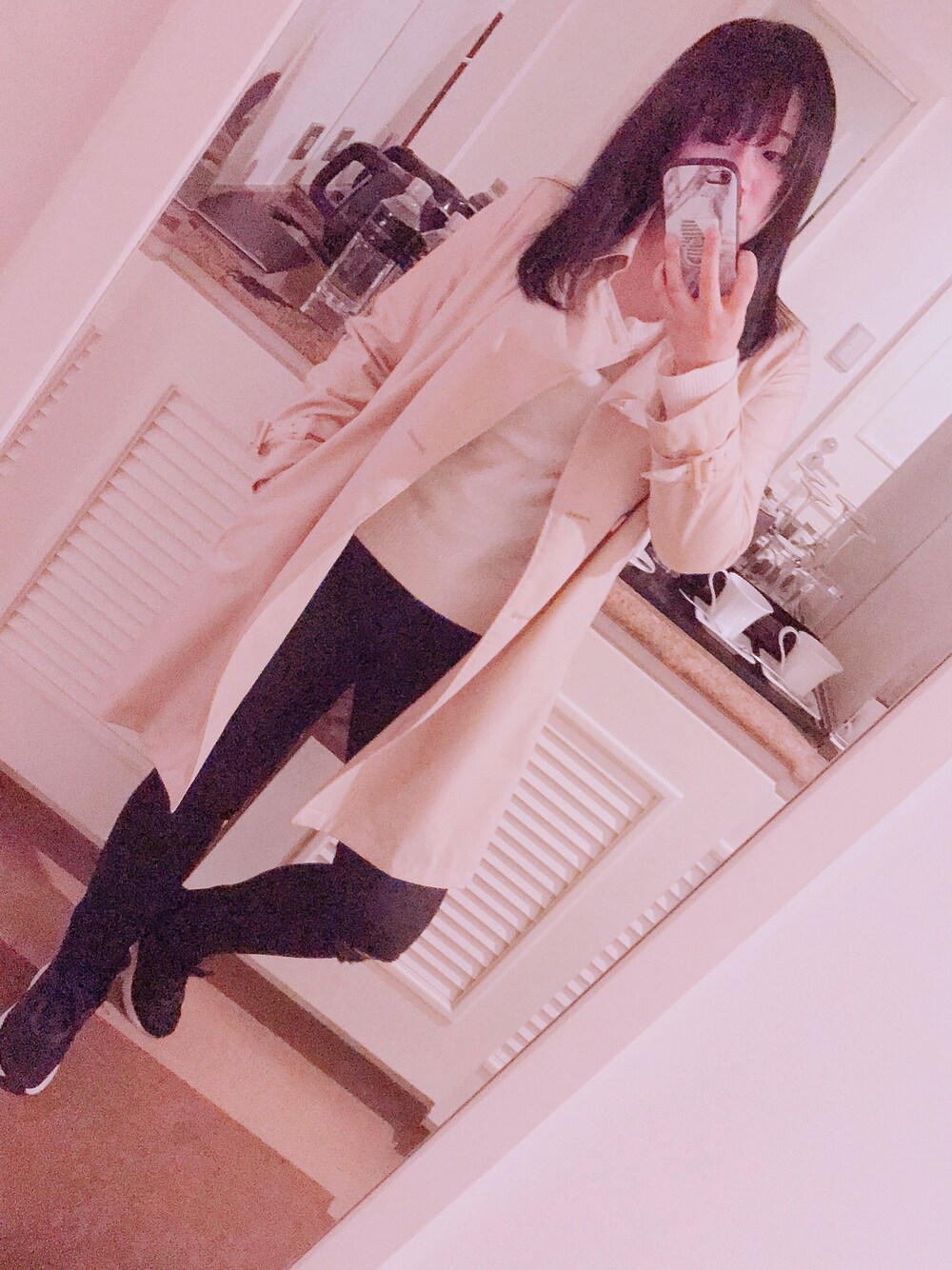 「トレンチコート、クロスキニー、ダメージデニムパンツ、ダメージスキニー、H&M、PUMA、NICECLAUP」｜「H&Mのアイテム（パンツ、ブラック系）」を使った、NaOさん（レディース・160cm）の春コーディネートの1枚目の写真