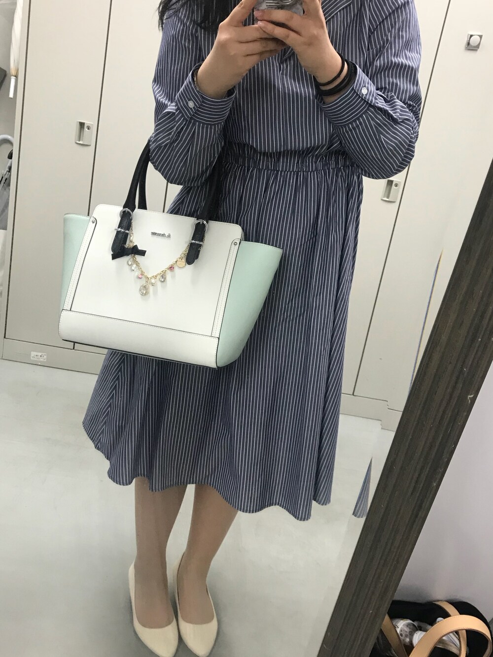 「通勤服、シャツワンピ、シンプル」｜「& chouetteのバイカラーハンドバッグ(M)◆（ハンドバッグ、グリーン系）」を使った、NaOさん（レディース・160cm）の春コーディネートの1枚目の写真