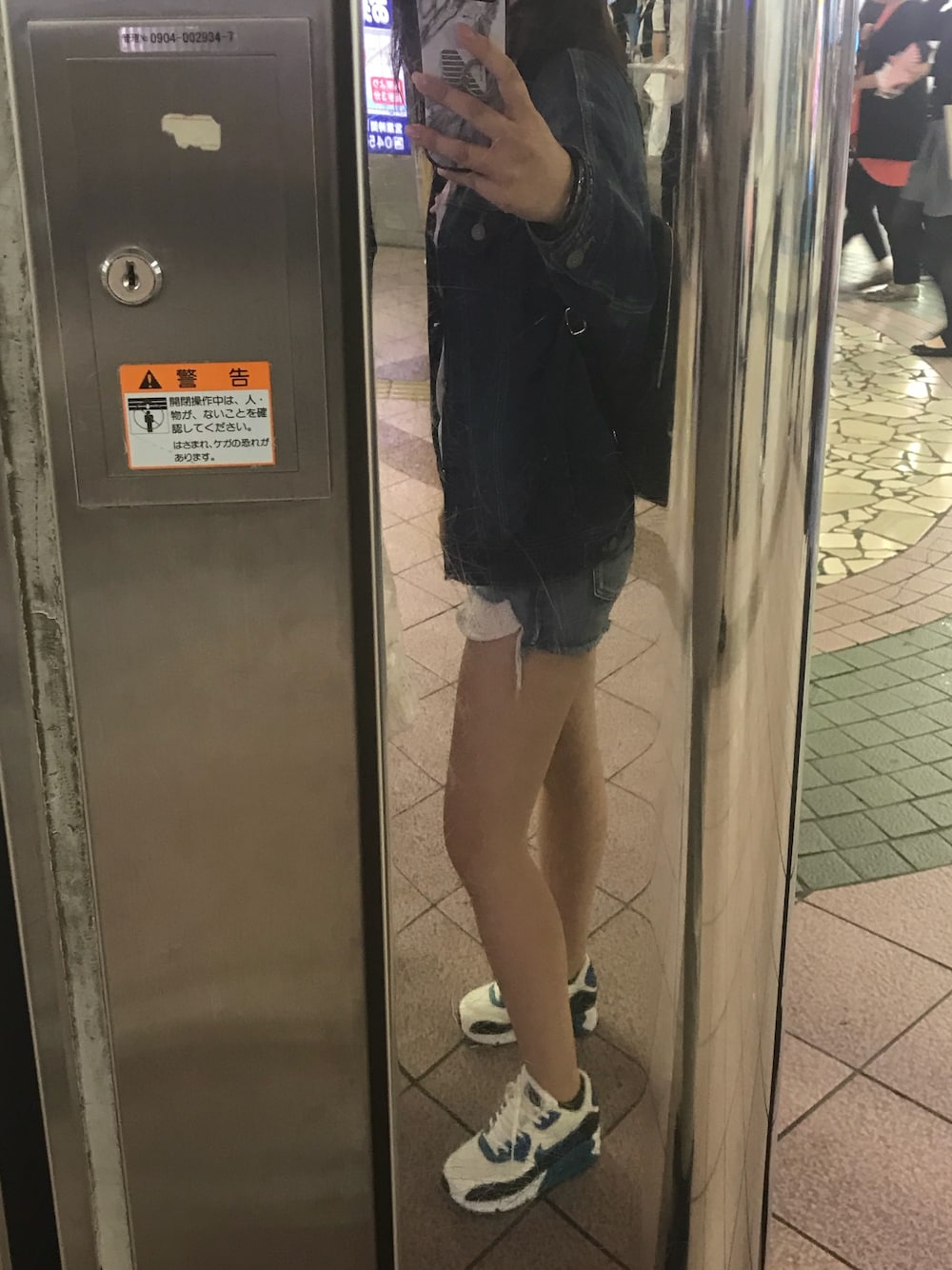 「デニムオンデニム、アメリカンイーグル、アズールバイマウジー(AZUL by moussy)、NIKE AIR MAX」｜「American Eagleのアイテム（デニムパンツ、ブルー系）」を使った、NaOさん（レディース・160cm）の夏コーディネートの1枚目の写真