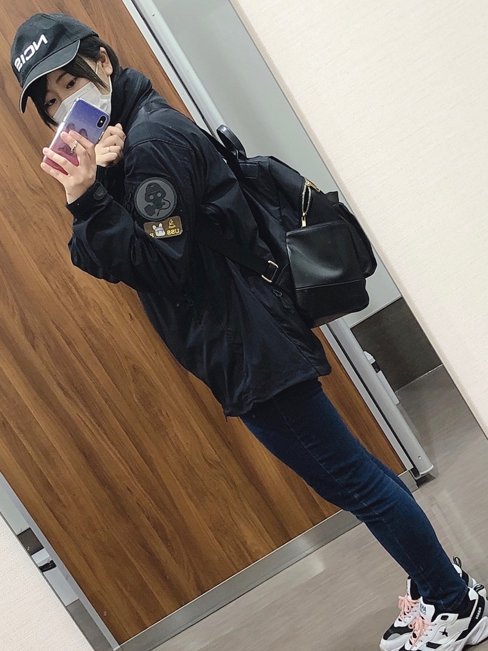 「NCIS、黒×デニム」｜「AKIII CLASSICのAKIII CLASSIC RS-800 AKC-0002 シューズ（スニーカー、ホワイト系）」を使った、NaOさん（レディース・160cm）の冬コーディネートの1枚目の写真