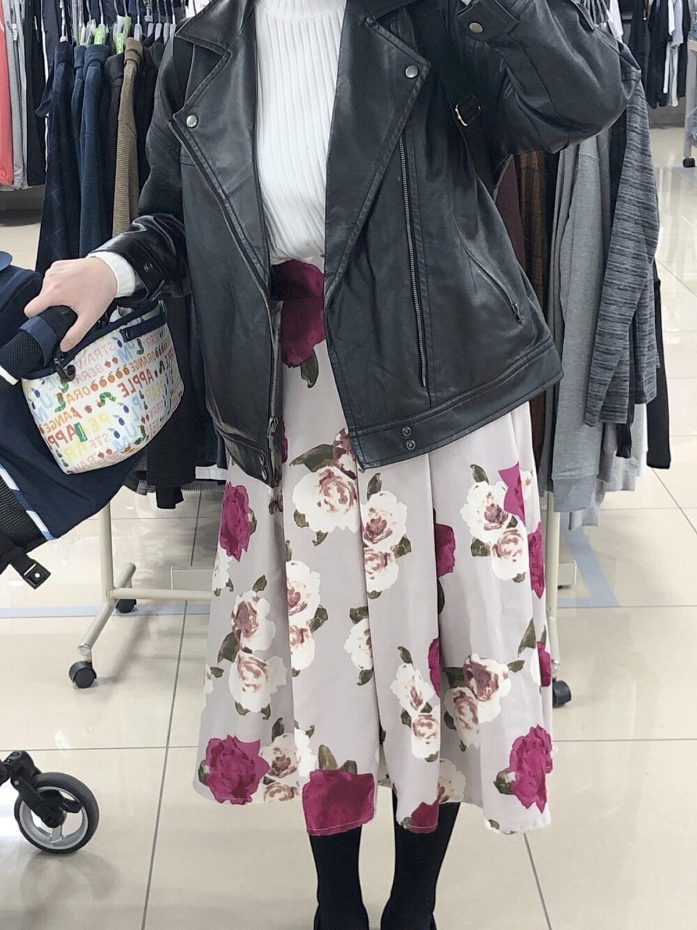 「花柄フレアスカート、ライダースジャケット、春服、黒パンプス、花柄スカート」｜「GRLのグログラン花柄フレアスカート（スカート、ピンク系）」を使った、NaOさん（レディース・160cm）の冬コーディネートの1枚目の写真