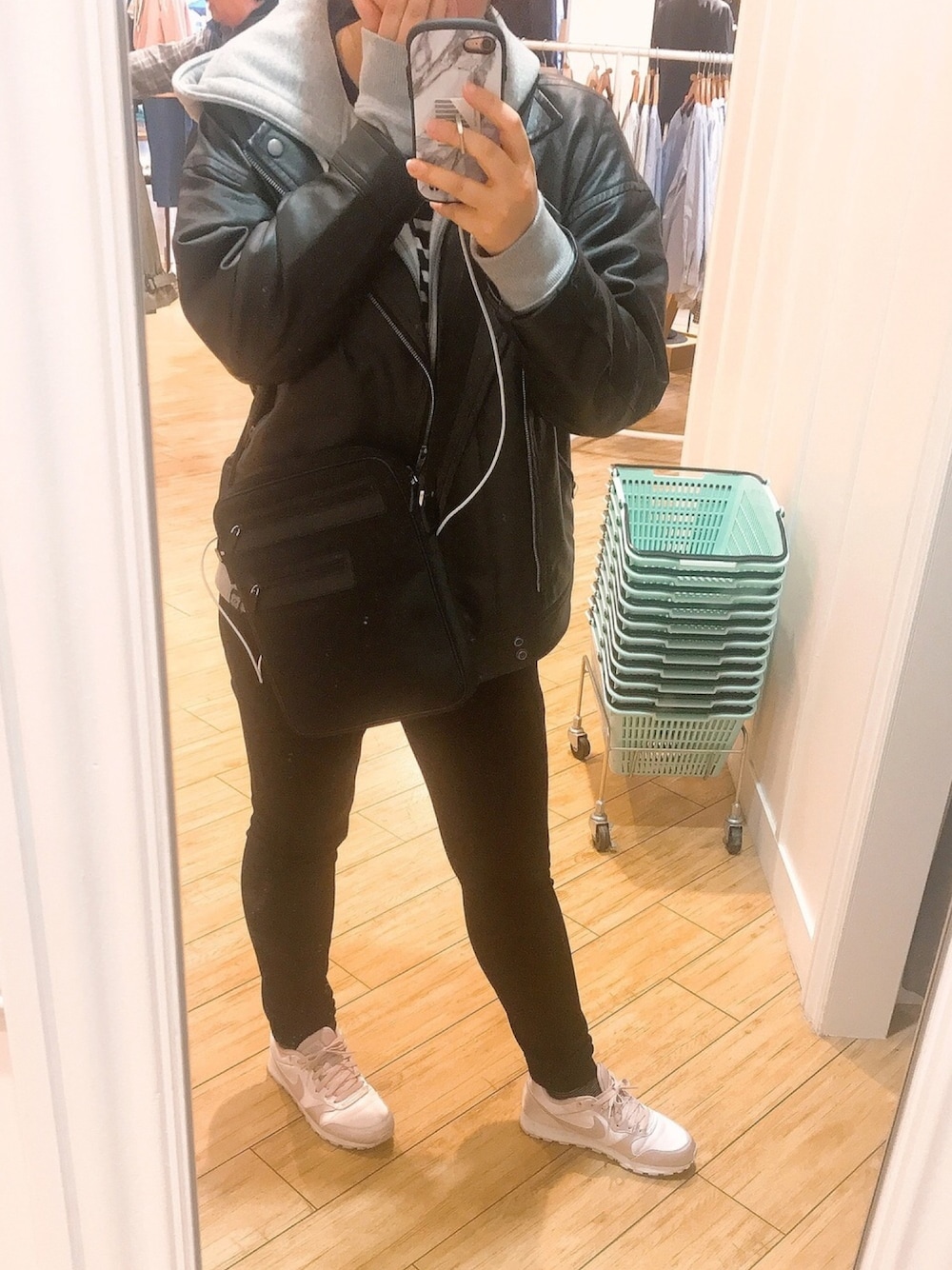 「ライダースジャケット、黒スキニー、ボーダー、ライダース×パーカー、GUCCI」｜「NIKEのNIKE/ナイキ ウィメンズMDランナー 2（スニーカー、ピンク系）」を使った、NaOさん（レディース・160cm）の春コーディネートの1枚目の写真