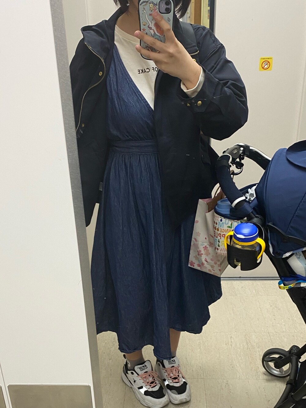「ジャンパースカート、ハニーズ、GU、マウンテンパーカー、レトロガール」｜「Honeysのデニムジャンスカ（ジャンパースカート、ブルー系）」を使った、NaOさん（レディース・160cm）の春コーディネートの1枚目の写真