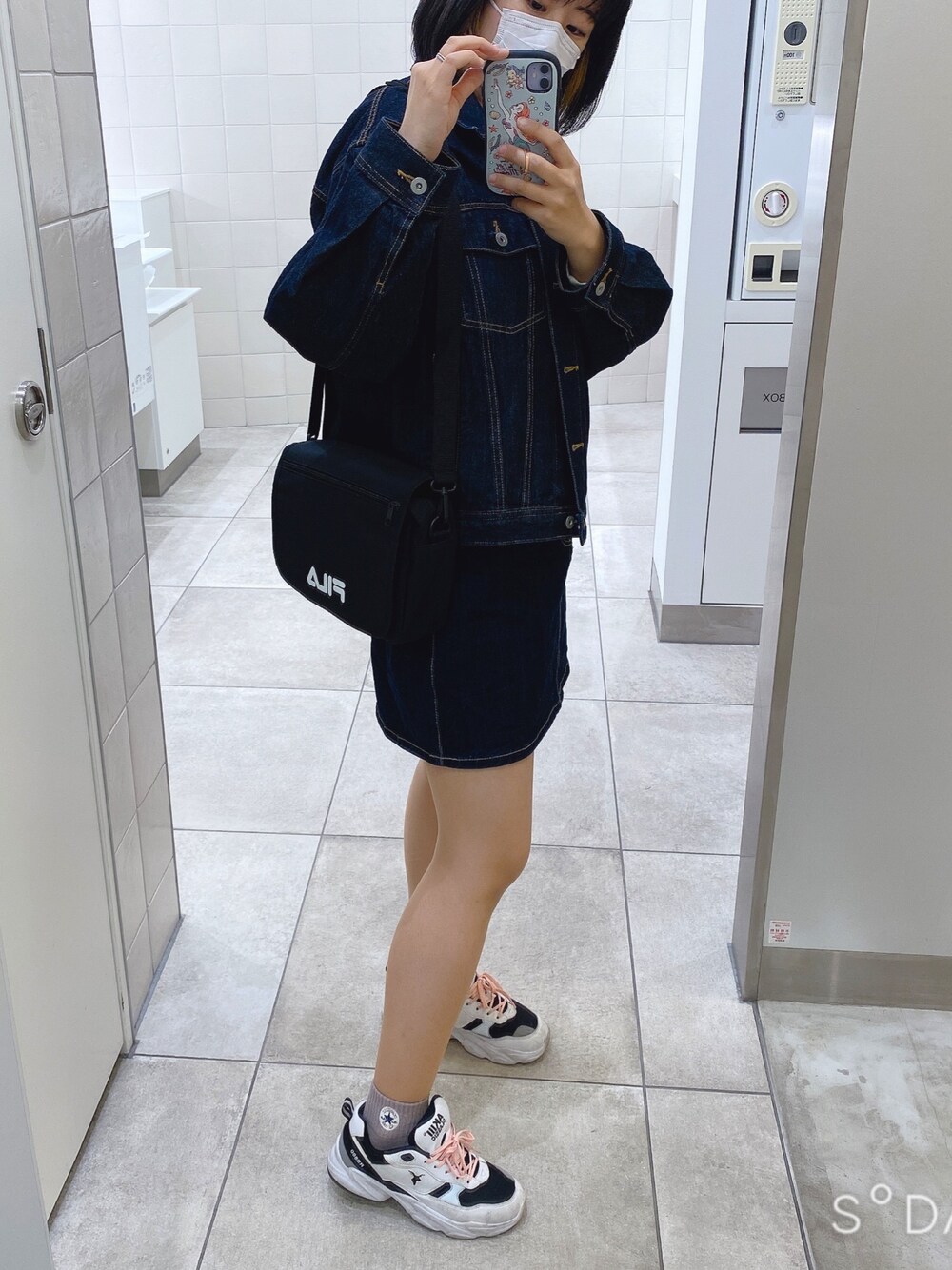 「デニム×デニム、デニムスカート、デニムジャケット、GUコーデ、今日のコーデ、アキクラシック」｜「FILAのアイテム（ショルダーバッグ、ブラック系）」を使った、NaOさん（レディース・160cm）の春コーディネートの1枚目の写真