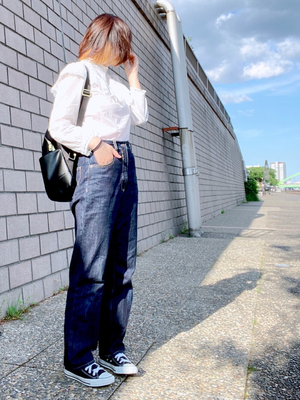 「フリルブラウス、春夏コーデ、ハイウエストストレートジーンズ、GU、GRL、ハイカットスニーカー、コンバース、ブラウス×デニム、ママコーデ」｜「GUのアイテム（デニムパンツ、ブルー系）」を使った、NaOさん（レディース・160cm）の春コーディネートの1枚目の写真