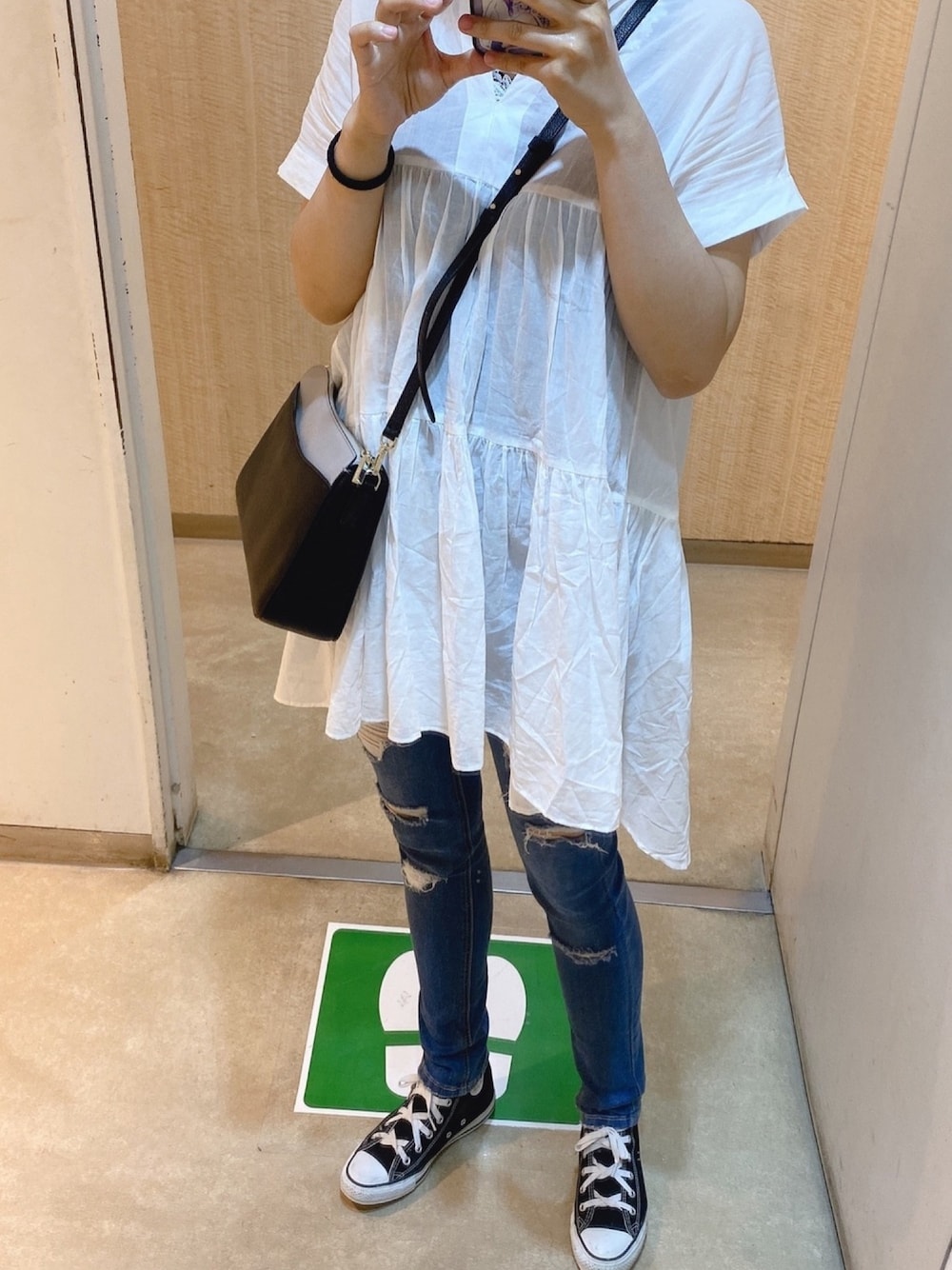 「白シャツ、白シャツ×デニム、シンプルコーデ、ママコーデ、プチプラ」｜「しまむらのアイテム（デニムパンツ、ブルー系）」を使った、NaOさん（レディース・160cm）の夏コーディネートの1枚目の写真