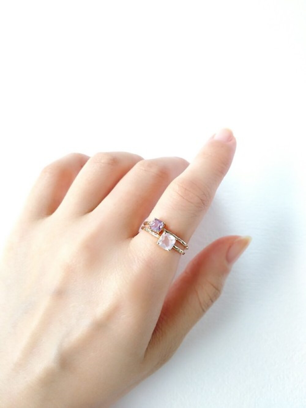 ピンク系のリング、パープル系のリングを着用したレディースの夏コーディネートの1枚目の写真