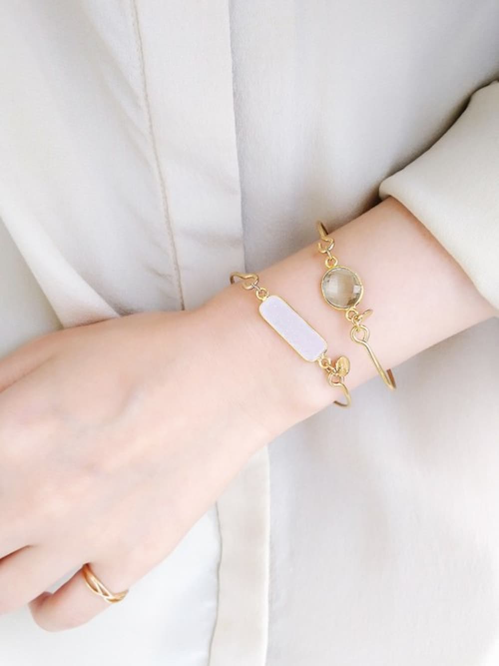 ホワイト系のバングル/リストバンド、グリーン系のバングル/リストバンド、ゴールド系のリングを着用したレディースの夏コーディネートの1枚目の写真