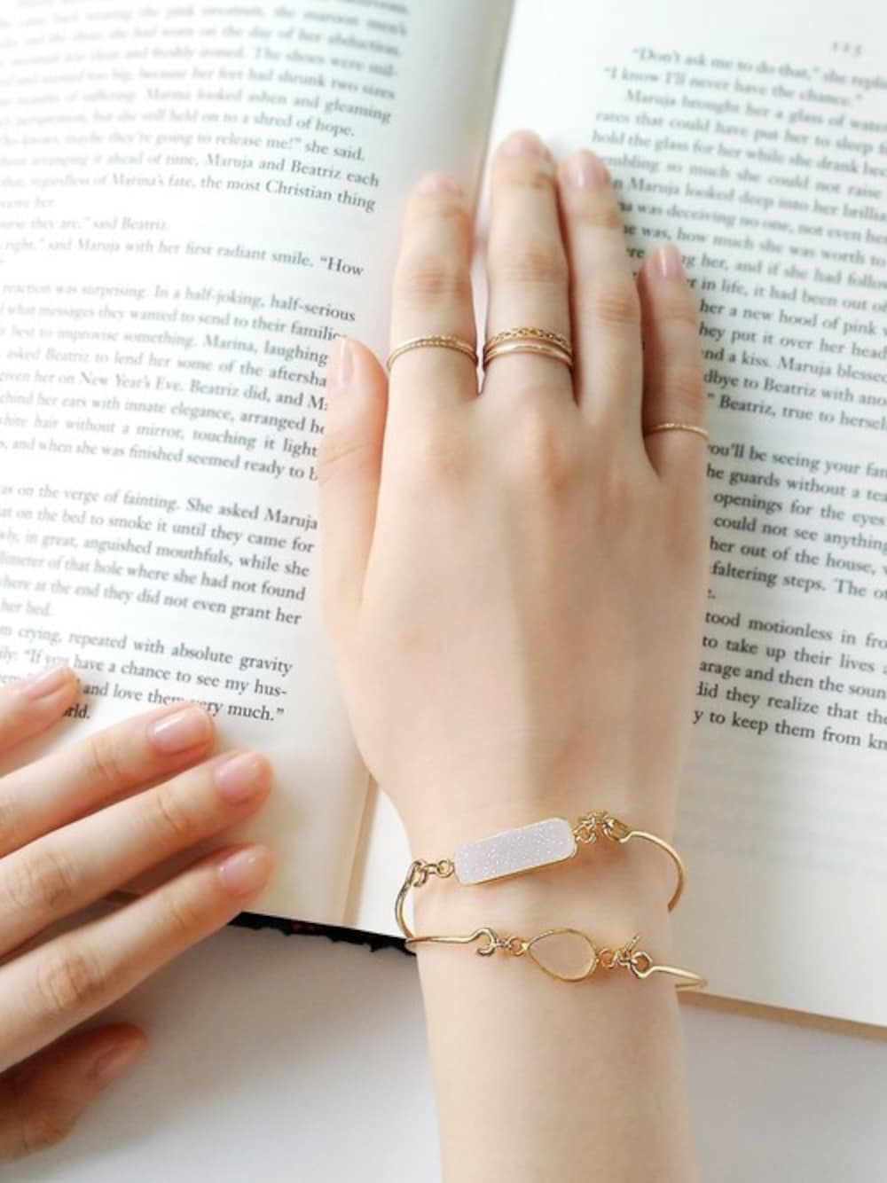 ホワイト系のバングル/リストバンド、ピンク系のバングル/リストバンド、ゴールド系のリングを着用したレディースの夏コーディネートの1枚目の写真